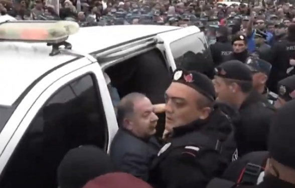 Ոստիկանական ուժերը քաշքշում են ԱԺ պատգամավոր Աղվան Վարդանյանին (տեսանյութ)